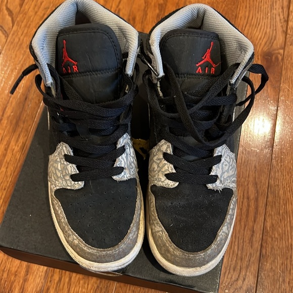 Used Jordan 1 mids 4.5Y black/grey/white/red - Picture 5 of 7